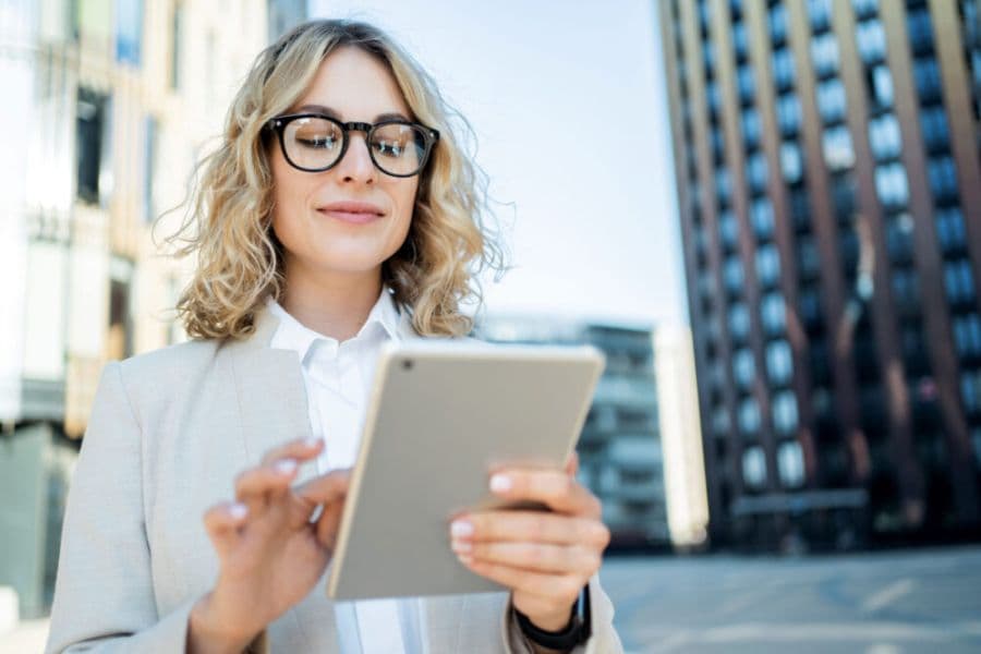 Mujer usando tablet en la ciudad