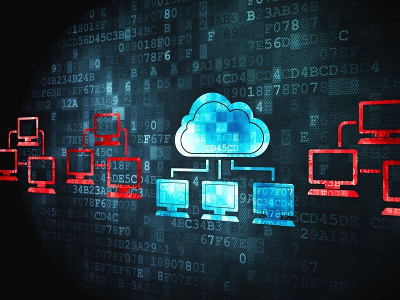 Diagrama que muestra una nube en el centro con líneas que se conectan a varias computadoras y servidores, lo que ilustra la computación en la nube y el almacenamiento de datos en red. El fondo muestra líneas de código.