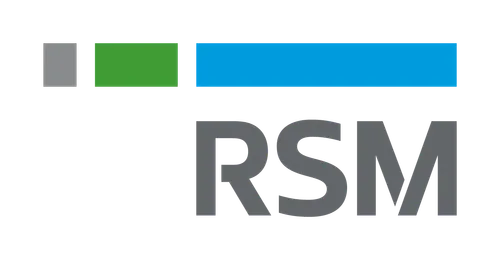 Logotipo de RSM con un pequeño cuadrado gris, un rectángulo verde y un rectángulo azul largo sobre las letras grises "RSM".